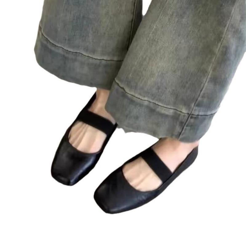 The New Retro Women's Shoes Are Stylish and Versatile, with A Shallow-mouthed Insole That Adds To The Look Devotion