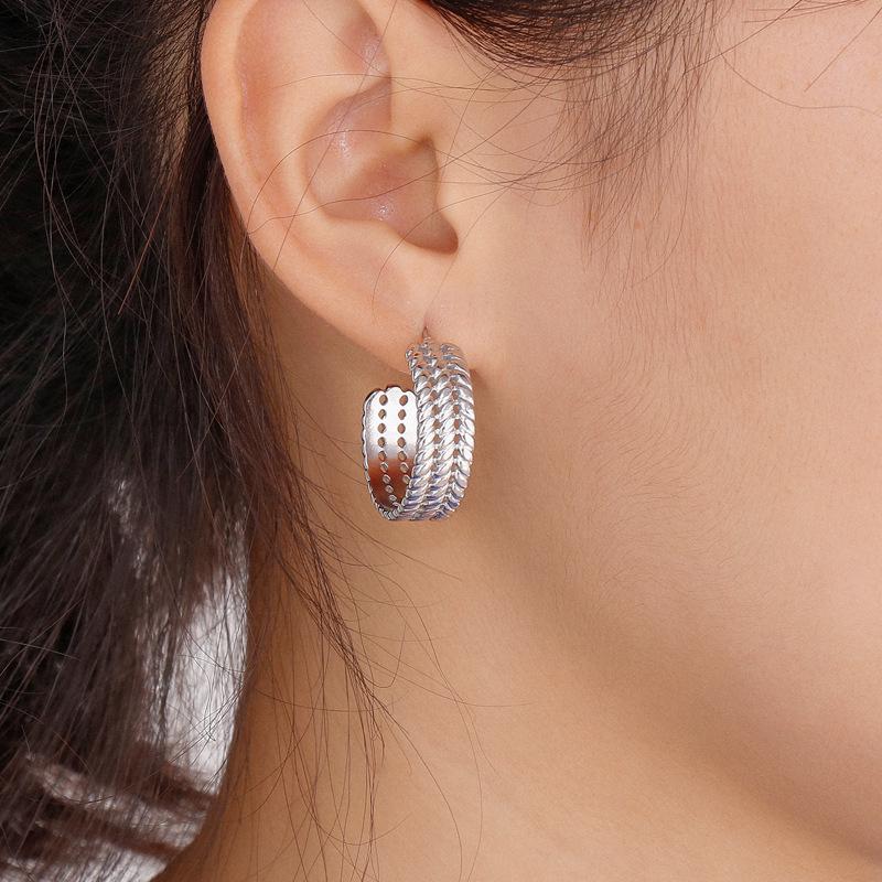 European & American INS Style Gold-Plated C-Shaped Double Wheat Ear Hoop Earrings - Trendy Titanium Steel Luxury Design for Women.