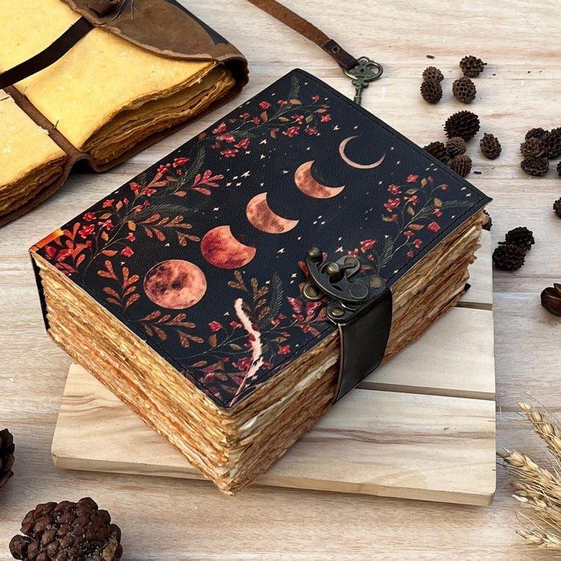 

Большой кожаный журнал-гримуар: Книга Теней Фазы Луны 7 x 5 in - 200 Page