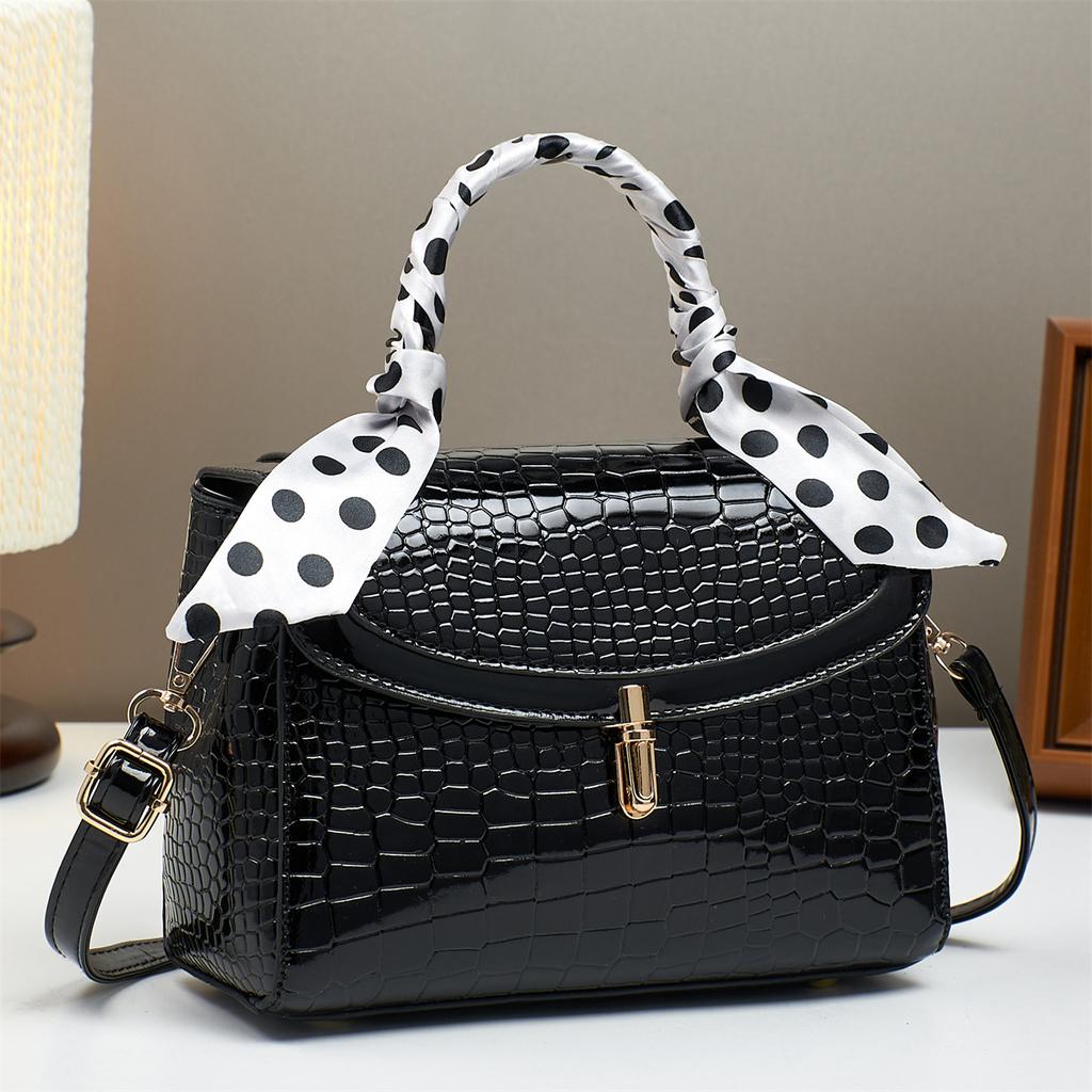 The Latest Trendy Style Japanese and South Korean Crocodile Print Female Hand Complete Shoulder Crossbody Saddle Bag Casual Crossbody Bag Trend