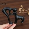 Dekorative Regalstatue für Haustierverlust, Abstrakte Mensch-Hund Harzfigurine, Sandsteinstruktur Bindungsskulptur, Gedenk-Souvenirs, Elternhaus