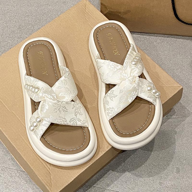 In the summer of 2025, the new models are fashionable to wear outside the wind, and the new models for the beach are cool slippers, muffin