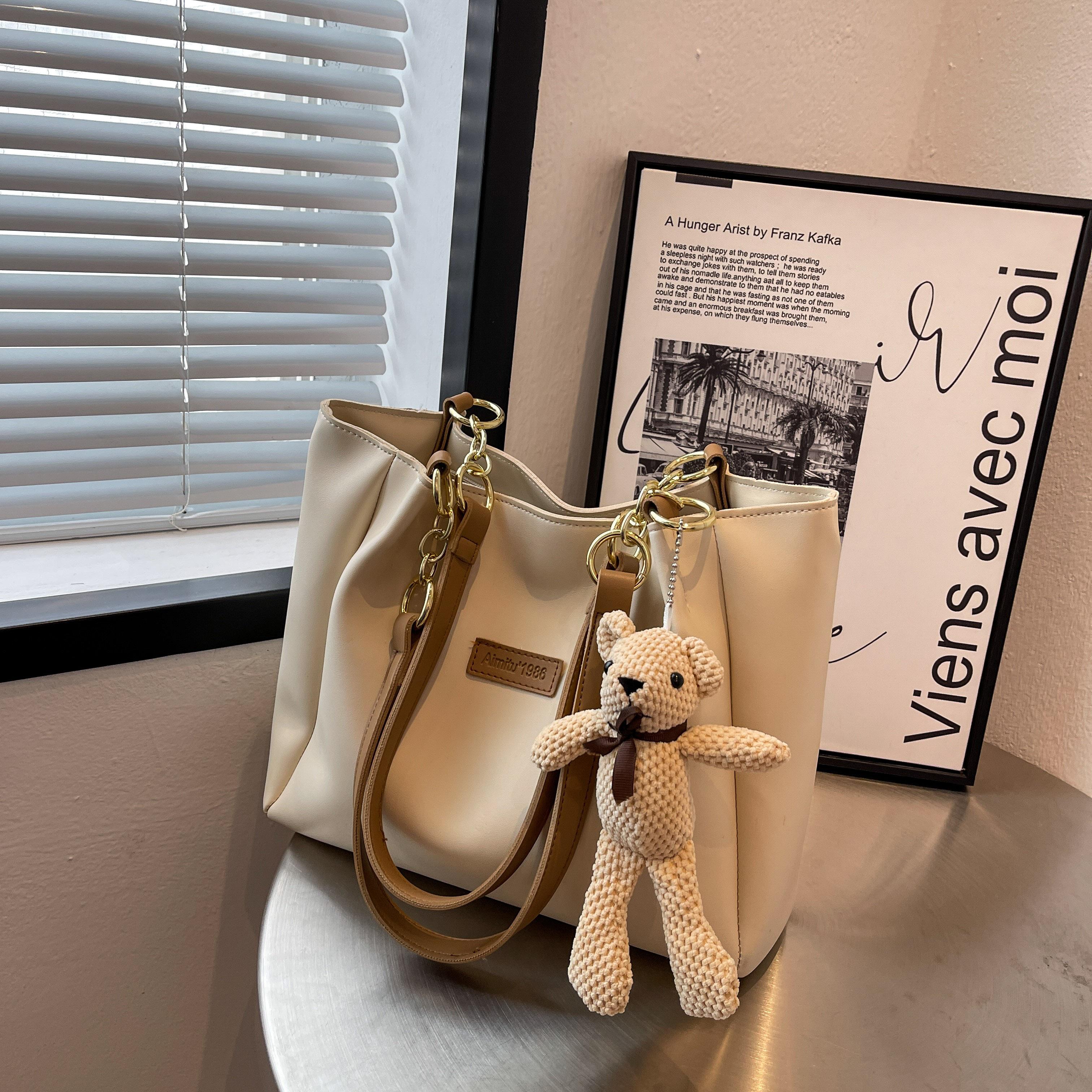 Женская сумка 2024 года новый стиль модная текстура тренд для отдыха милый кулон с медведем большая вместительная сумка-тоут хаки 1719₽