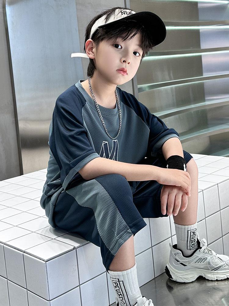 

Быстросохнущий летний спортивный комплект для мальчиков: Легкая, дышащая баскетбольная майка и шорты 140 cm серый