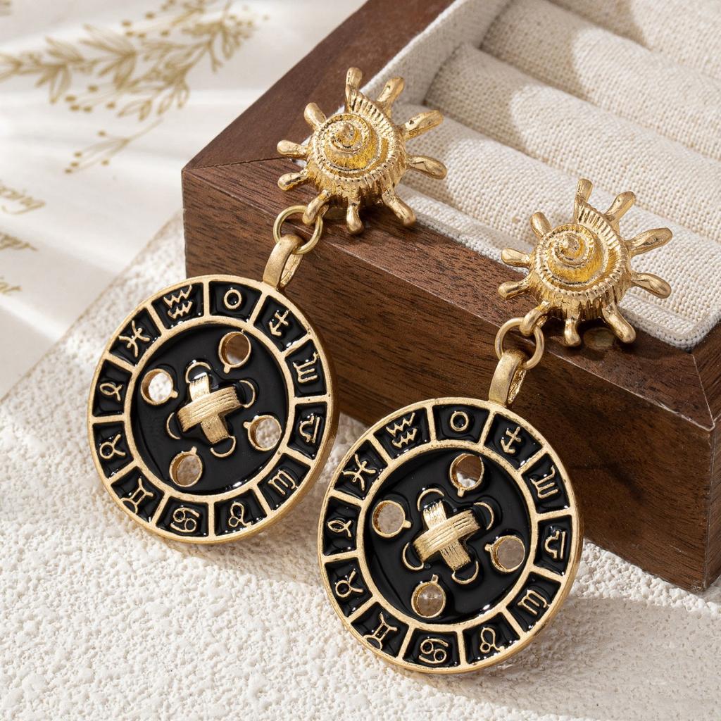 Temperament snail-shaped button earrings, light luxury and exquisite earrings.
