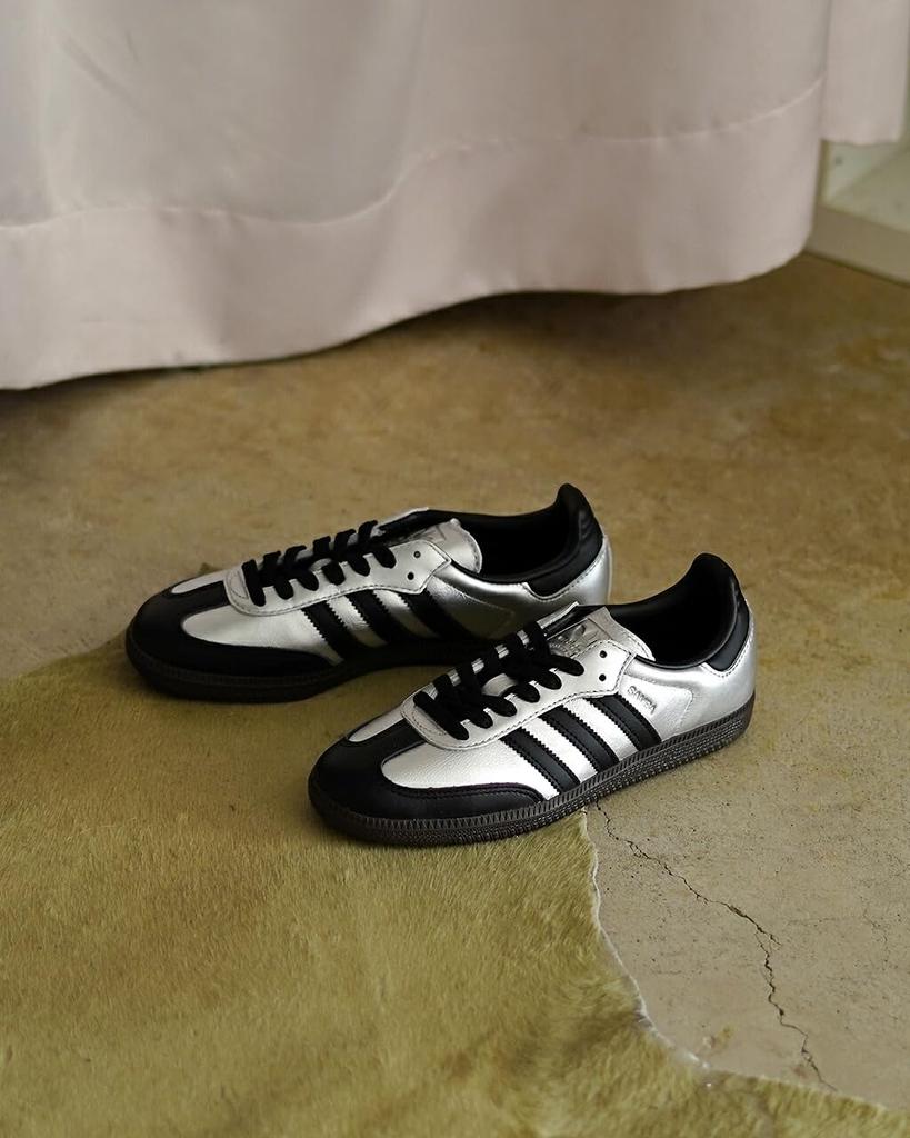 Adidas Originals Samba OG Silber Braun Originals SAMBA OG KI8464 Schuh Metallisch/Kern Schwarz/Dunkel SILVMT/CBLACK/DBROWN (Japanische Größe, Erwachsene, numerisch,