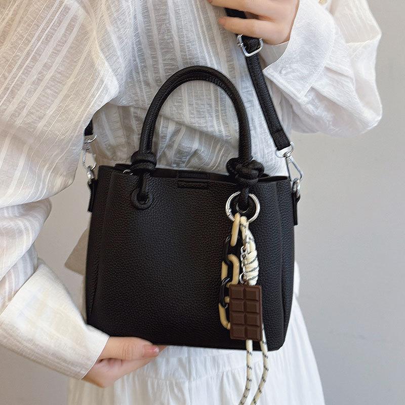 Wholesale Hot Sale Niche Simple Style Solid Color Portable Bucket Bag Commuting Versatile High-end Feeling Foreign Messenger Bag Woman
