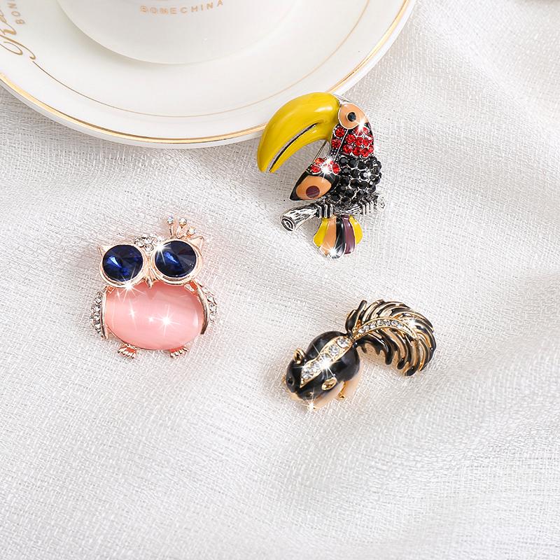 SKEDS Small Size Women Girls Cute Butterfly Owl Crystal Jewelry Brooch Retro Casual Sweater Dress Brooches Animal Badges Corsage