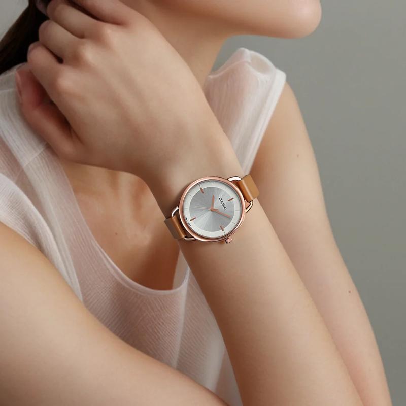 Casio STANDARD Series, Casual, Fashionable and Versatile, Light Quartz Movement, Leather Strap, Japanese and Korean Watch, Women's LTP-E413PL-7ADF