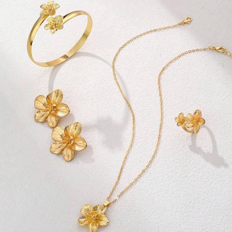 Nowe Eleganckie Osobiste Kolczyki Sztyfty Kwiat Pięciopłatkowy Pierścionki Wisiorki Naszyjniki Bransoletki Zestaw Czterech Sztuk Stylowy Urok Biżuteria