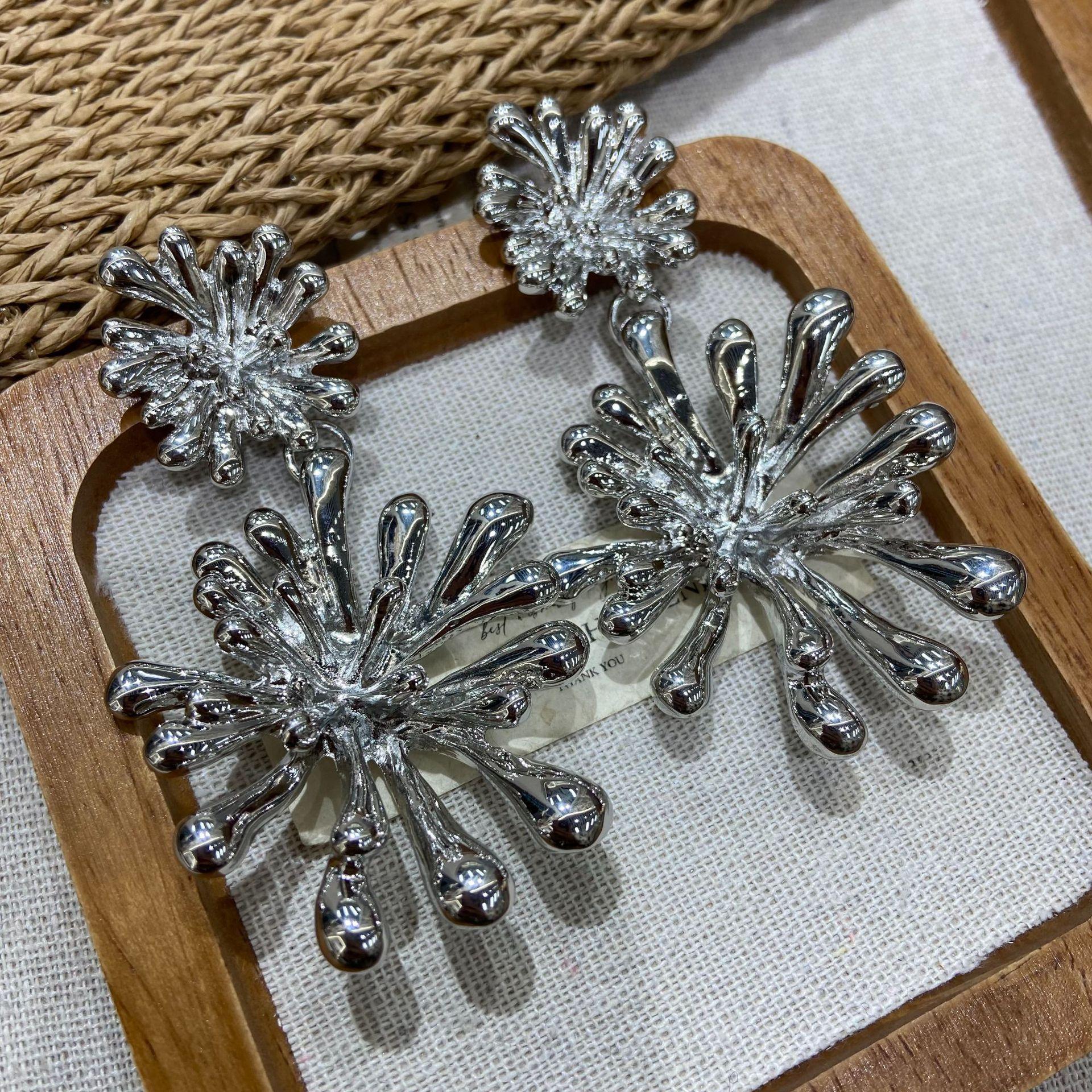 

Exaggerated Fashion Size Pendant Fireworks Shape Irregular Sense Exaggerated Three-Dimensional Geometric Metal Earrings