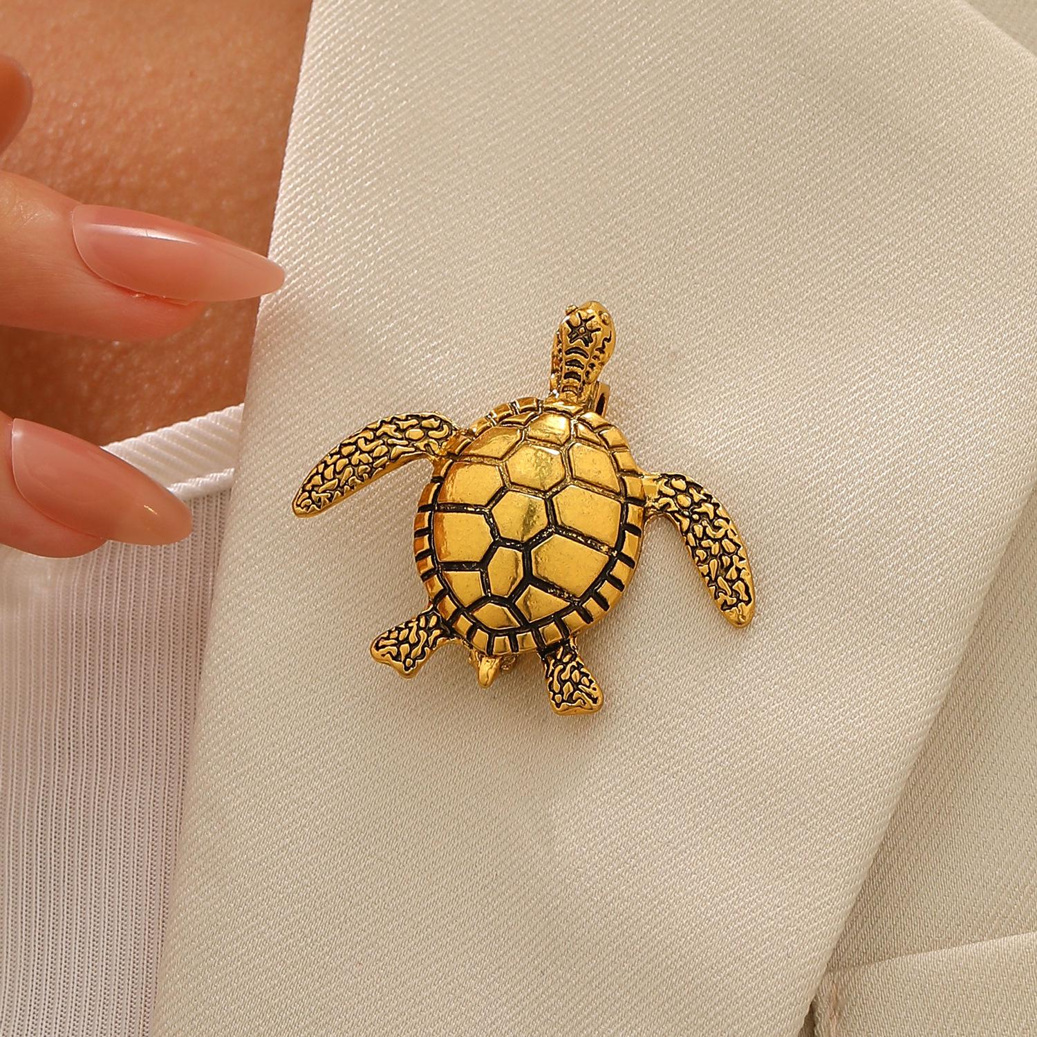 

Vintage Green Turtle Brooch: Elegant Retro Accessory Pin