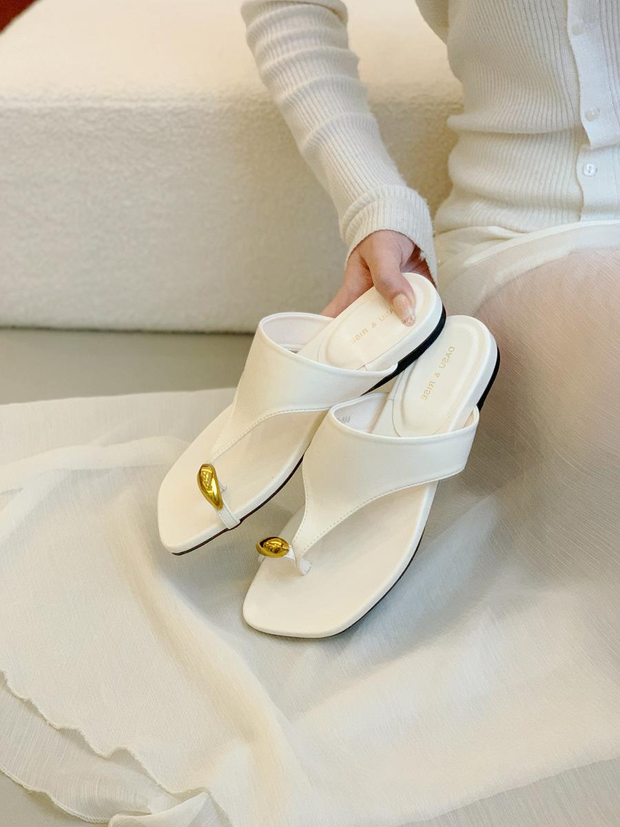 

Wedge heel thick sole red toe slippers women s summer wear 2025 new holiday skirt French stunning square head sandals 40 белый