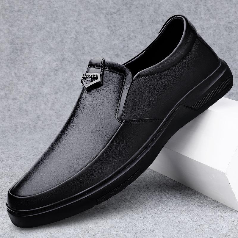 Men's shoes 2025 summer new men's daily outdoor waterproof casual leather shoes middle-aged one-pedal soft-soled dad shoes