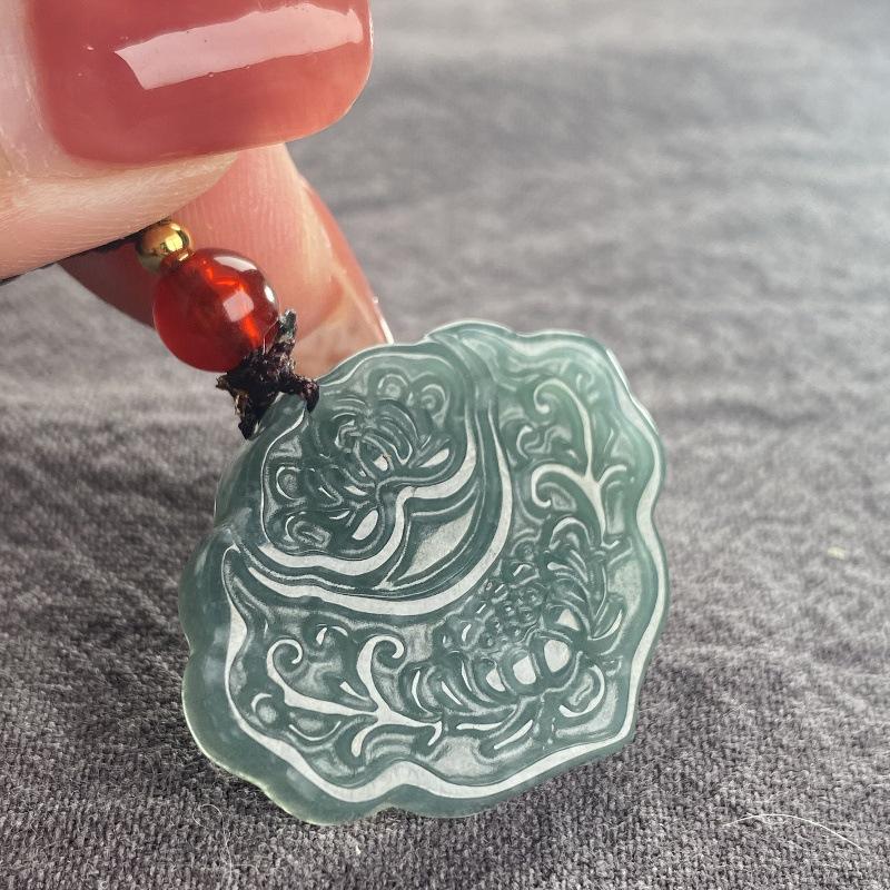 

Натуральный жадеит класса А, синий водный, многопредметная благословляющая карта, кулон-веер