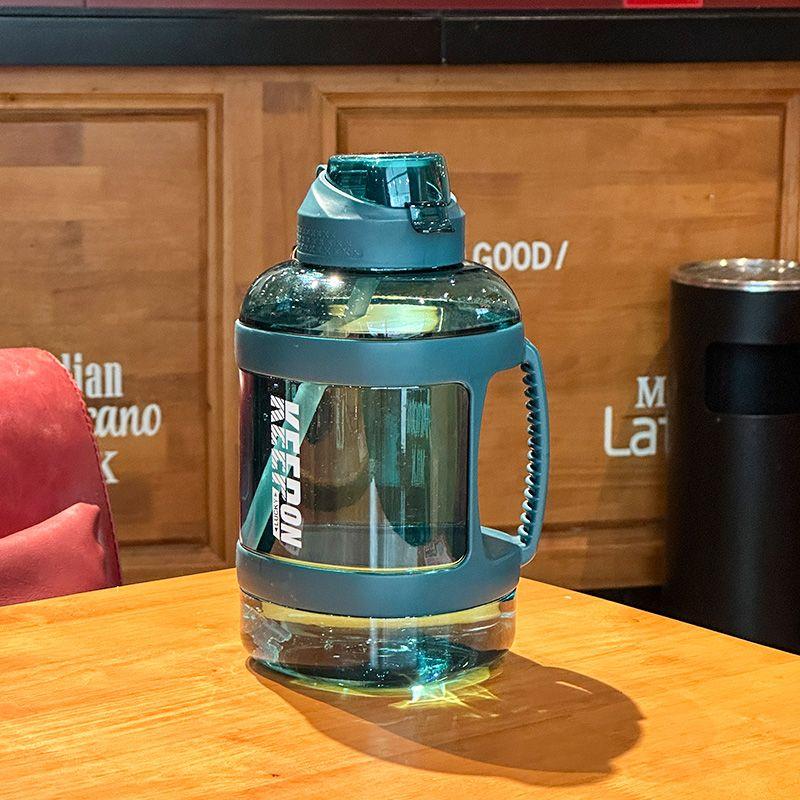 

2-литровая спортивная бутылка для воды с соломой, большие портативные дорожные бутылки для тренировок, спортивная чашка для фитнеса со шкалой времени, не содержит BPA 2000ML