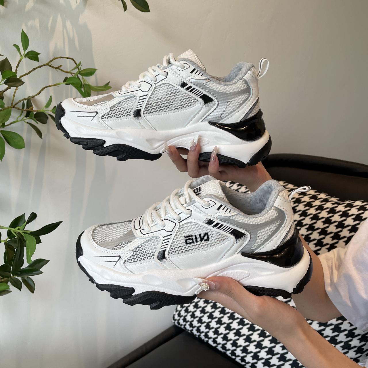 

Кожаные туфли для папы, маленькие белые женские туфли 2025 года, новые однобортные туфли, универсальная обувь для путешествий на платформе, спортивная и любительская обувь 35 белый