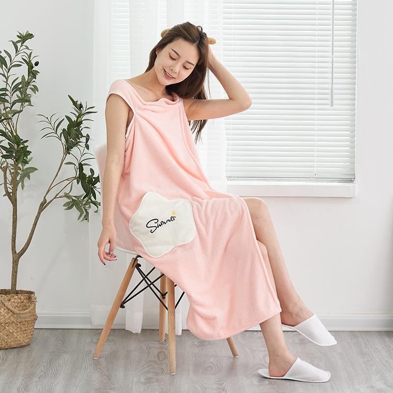 Das niedliche sternförmige Bademantelkleid aus Korallenfleece ist ein Neckholder-Bademantelkleid für Erwachsene.. Es hat eine gute Wasseraufnahme und neigt nicht zum Ausfransen.