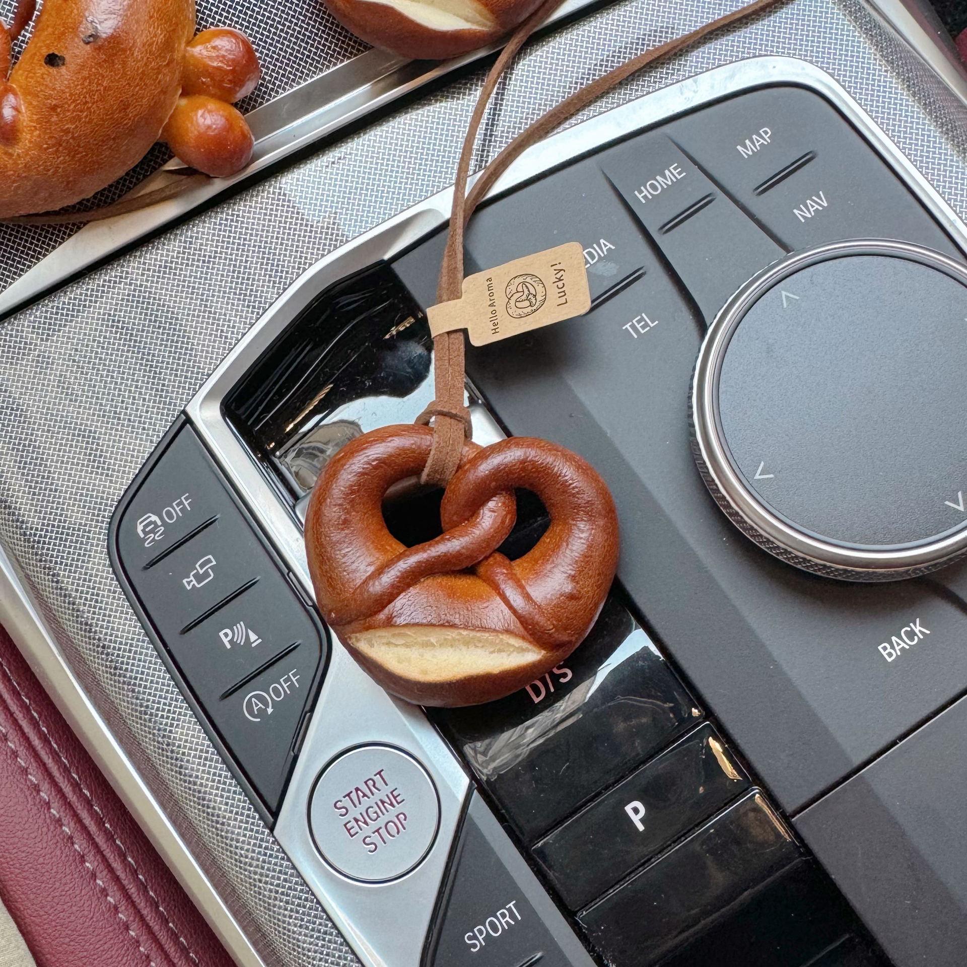 

Подвеска-узелок в виде хлеба ручной работы для зеркала заднего вида автомобиля