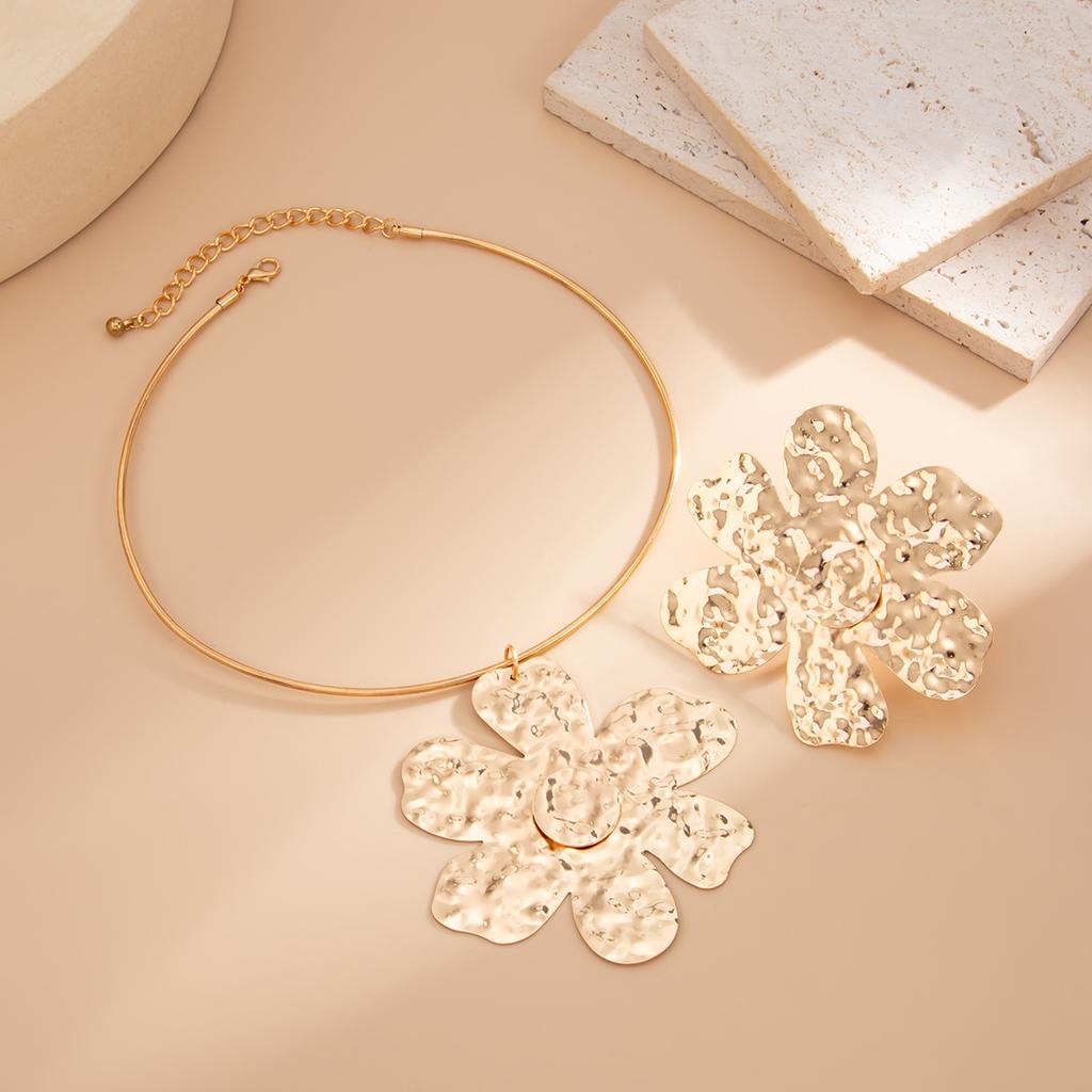 Exaggerated Knock Pattern Large Flower Pendant Collar Choker Fashion Metal Plain Ring Collarbone Necklace