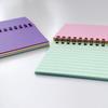 Einfaches horizontal liniertes farbiges Abreiß-Indexkarten-Notizbuch mit Spiralbindung und kreativen Haftnotizen
