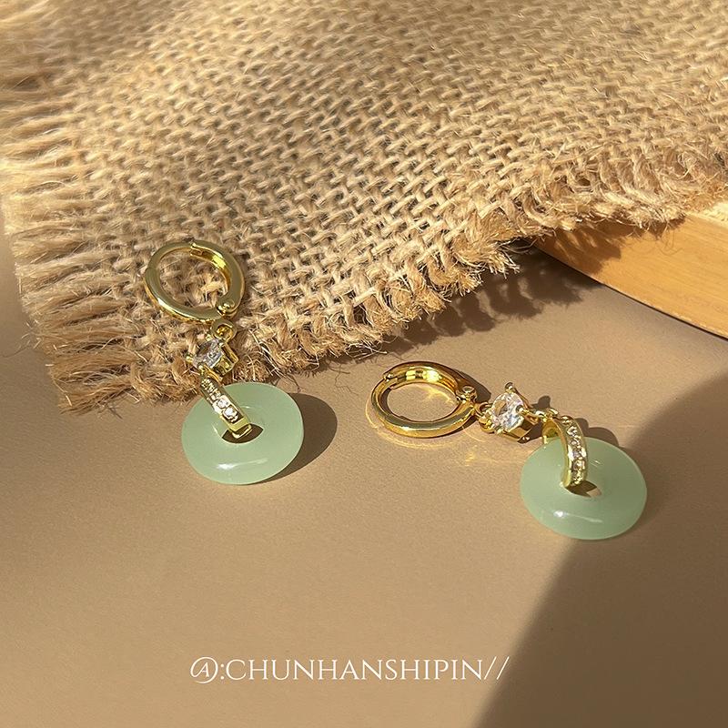

No pierced earrings~ Medieval style safety buckle earrings, jade niche design sense ins cold wind mosquito coil disc ear clips