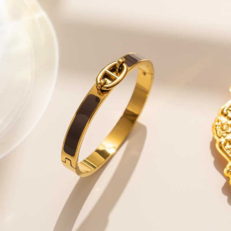 

Трендовый многоцветный эмалевый браслет-манжета «Свиной пятачок»