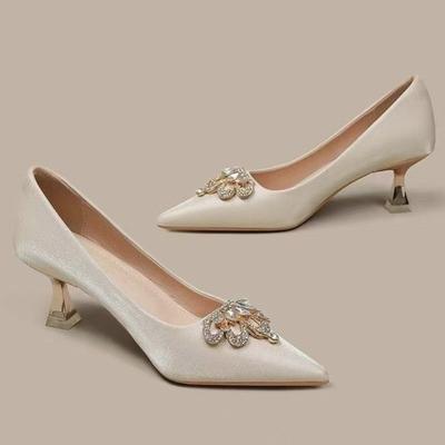 Sandały rekreacyjne dla kobiet Klapki Casual Dziwne Średnie Obcasy Klasyczne Buty Kobiety Bling Jasny diament Szpiczasty nosek Letnie sandały