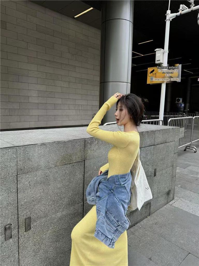 Rochie Tricotată Galbenă Stil Coreean Slim-Fit cu Mâneci Lungi - Rochie Lungă Casual de Toamnă pentru Femei, Cambrată în Talie, Muldând Șoldurile