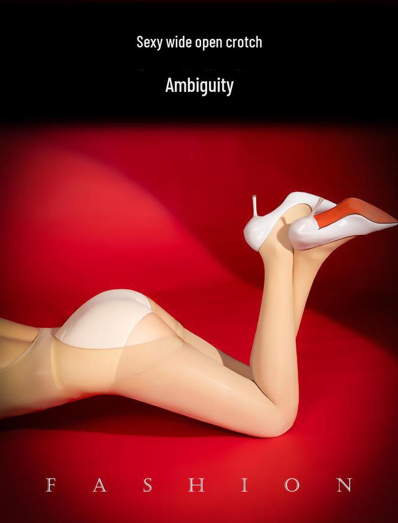 Mono elegante y tentador con medias brillantes sin espalda y entrepierna abierta