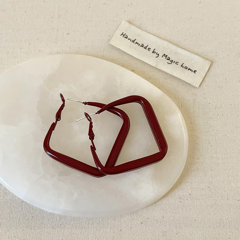 

Простые Анкара красные геометрические квадратные серьги с пряжкой в стиле Гонконга в стиле ретро, изысканные универсальные серьги