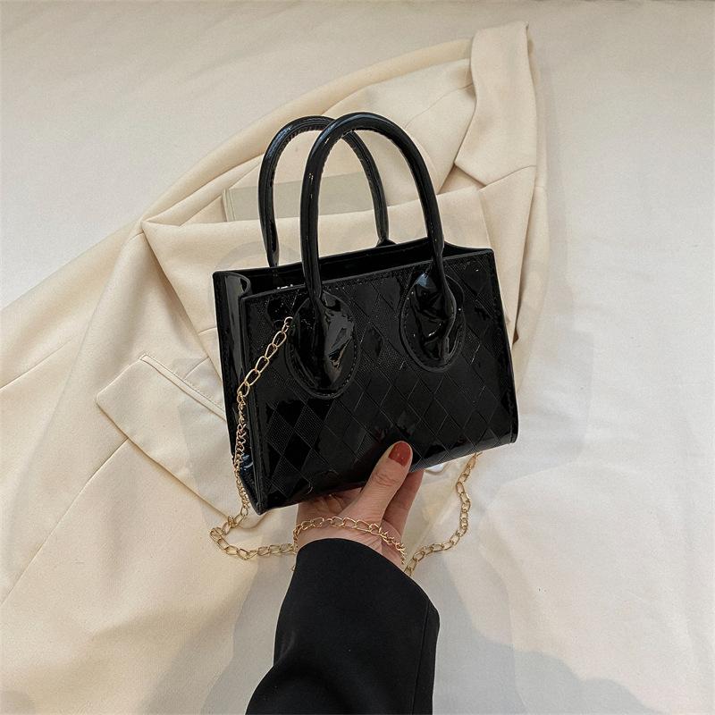 

Маленькая квадратная сумка с текстурой в иностранном стиле 2024 года, новая корейская версия красивой фактурной персонализированной сумки через плечо, модная женская сумка прилив чёрный