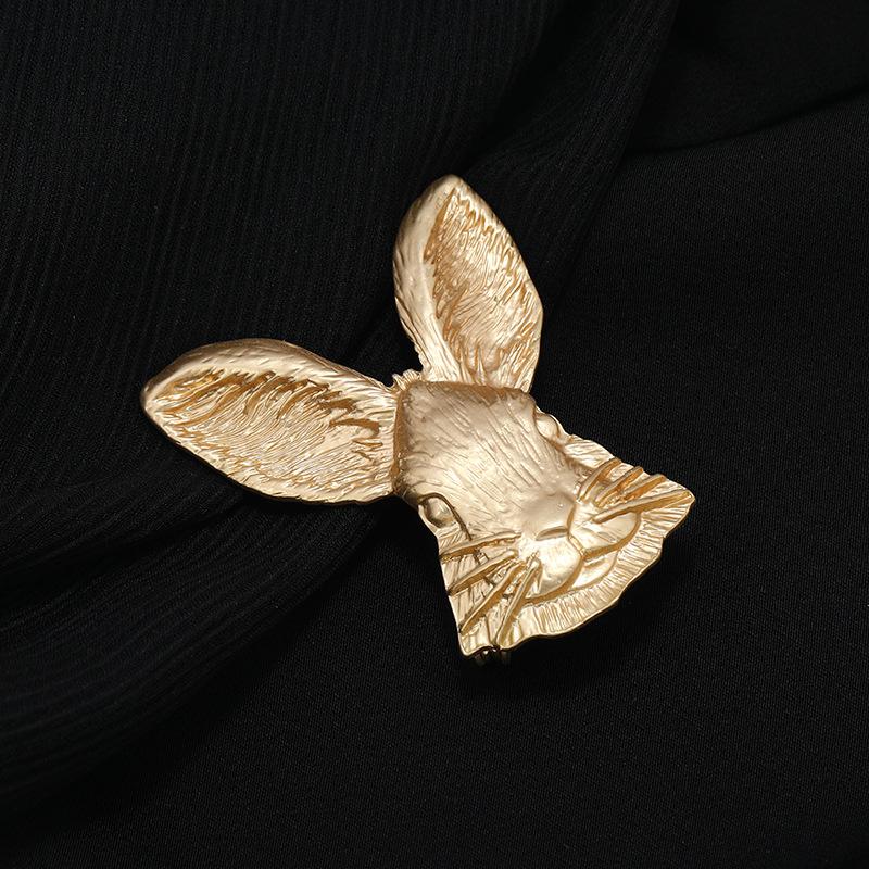 Retro gold rabbit brooch niche men's and women's literary temperament pin suit corsage high-end accessories