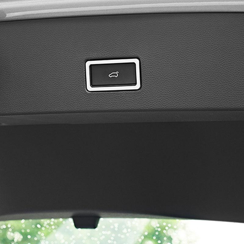 Der Schalterknopf des Kofferraums ist mit einem hellen Rahmen für das Auto Volkswagen T-ROC T ROC 2018 verziert