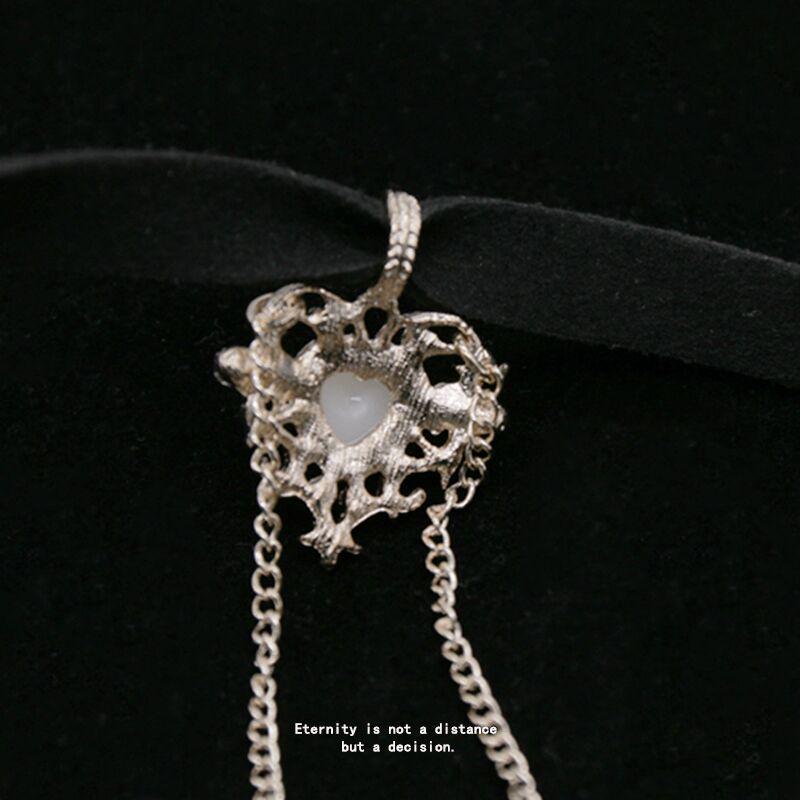 Retro Gold Peach Heart Velvet Choker Necklace