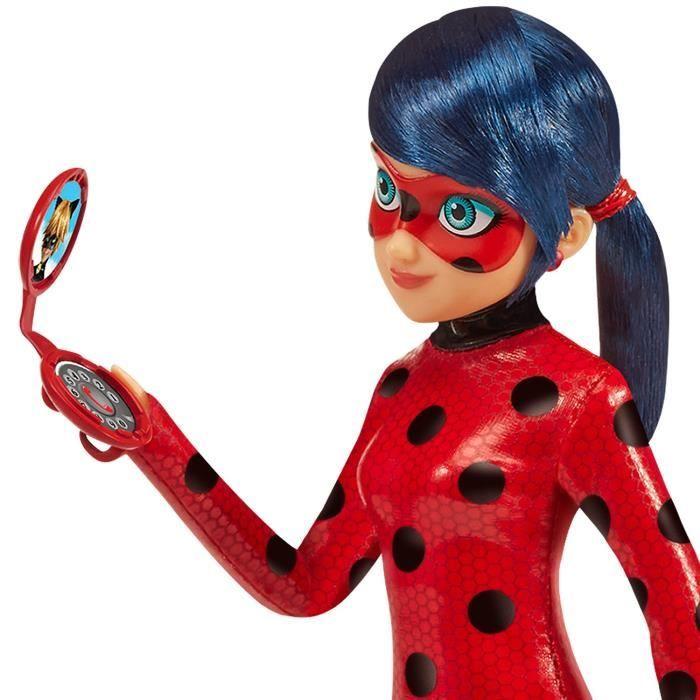 BANDAI - Miraculous Ladybug - Poupée mannequin 26 cm - Ladybug avec son téléphone - Nouveau costume effet vinyle - P50028