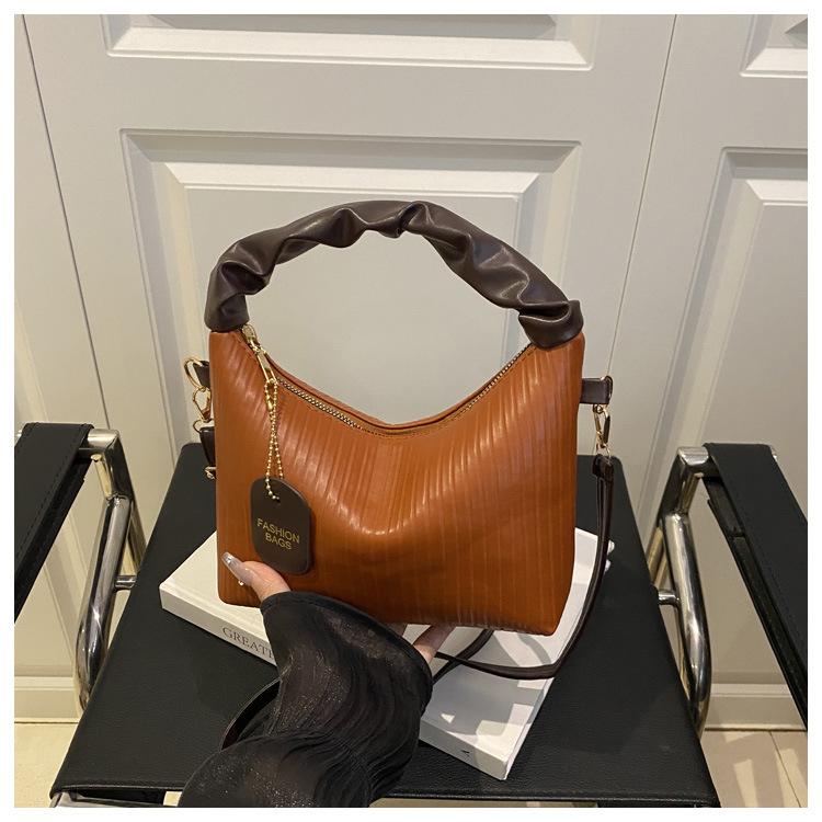 Korean version of niche pleated handbag bag women's 2025 new summer dopamine shoulder bag simple and versatile crossbody bag