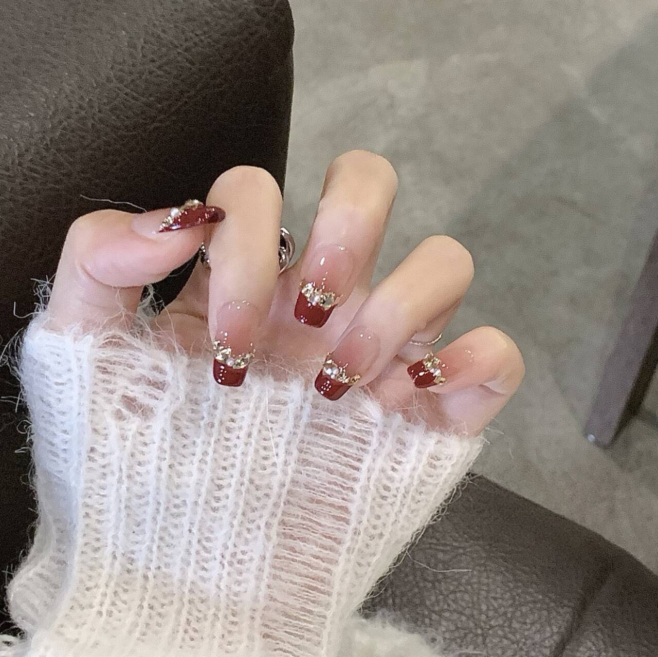 

New Year s autumn and winter burgundy French whitening wearing nail fake nail patch nail art flash nail ins wind nail art bag xs