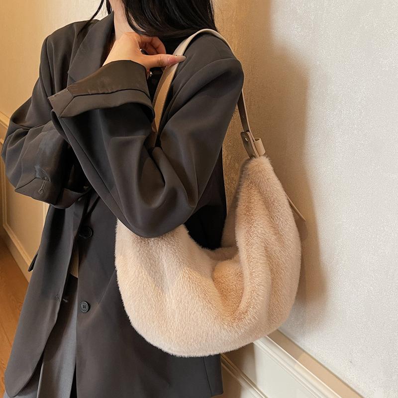 

Уникальная нишевая плюшевая сумка женская 2025 новая дорожная сумка большой вместимости на плечо подмышку плюшевая сумка сумка-круассан хаки