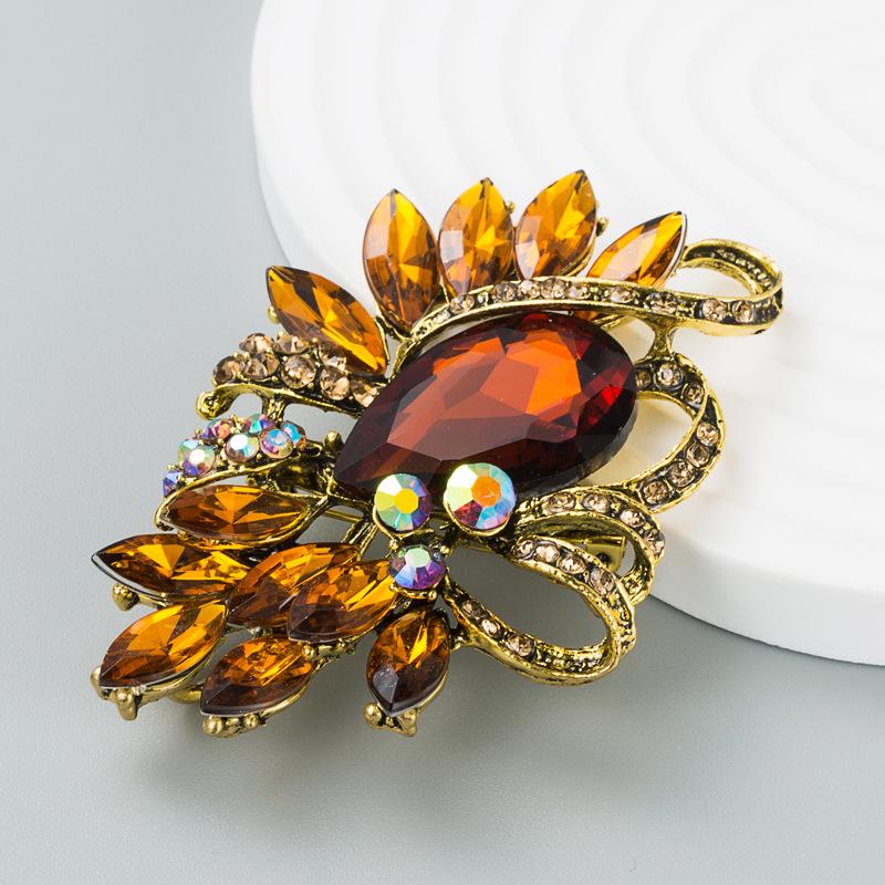 

Geometric Glass Diamond Floral Brooch: Versatile Corsage High-End Street Style Accessory