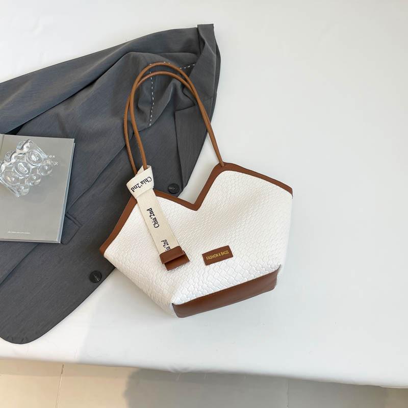 

Spring trend shoulder bag high sense large capacity women versatile new niche tote bag contrasting colors коричневий