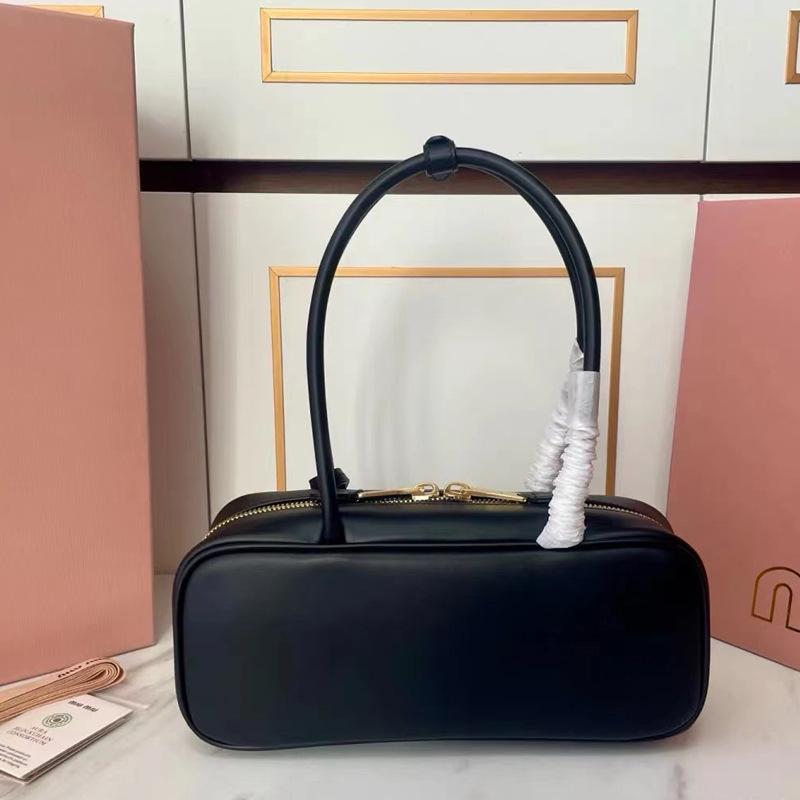 MIU Bowling Boston Kissenbeutel mit langem Griff Mode Vielseitige Schulter-Tragetasche Handtasche für Damen Pendeln Weiches Leder Große Kapazität