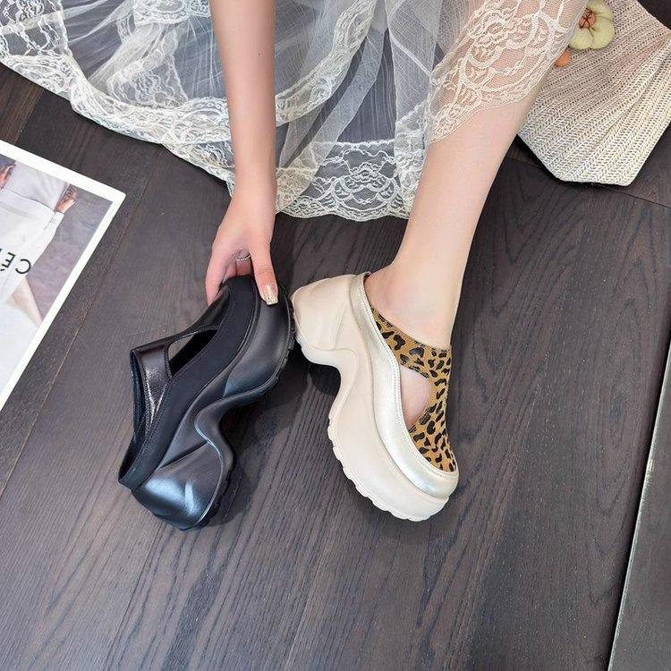 Thick-soled Slippers Women's High-end Fashion and Simple Black 2025 New Small Height-increasing Bag Head Slippers