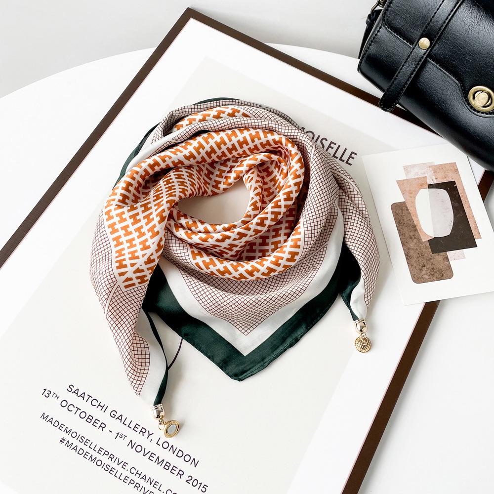 

Весна/Лето 2025 Женский Красный Принт Магнитная Пряжка Треугольный Шарф 70x70 cm