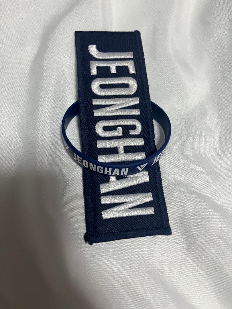 

[Б/У] SEVENTEEN Патч-значок и резиновый браслет Джонхан