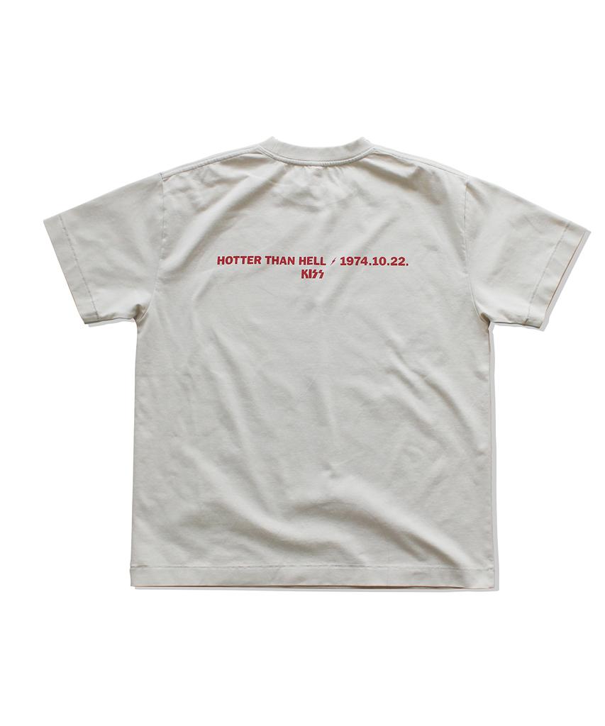 MAINBOOTH [Kiss] Chikara T-Shirt (Light Beige)