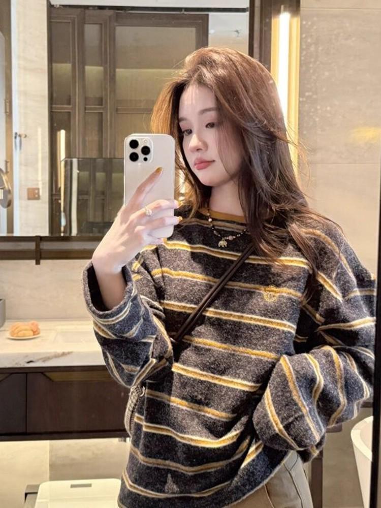 

Stylish Striped Round Neck Thermal Top for Women – Cozy, Loose-Fit Long-Sleeve for Autumn & Winter. One Size