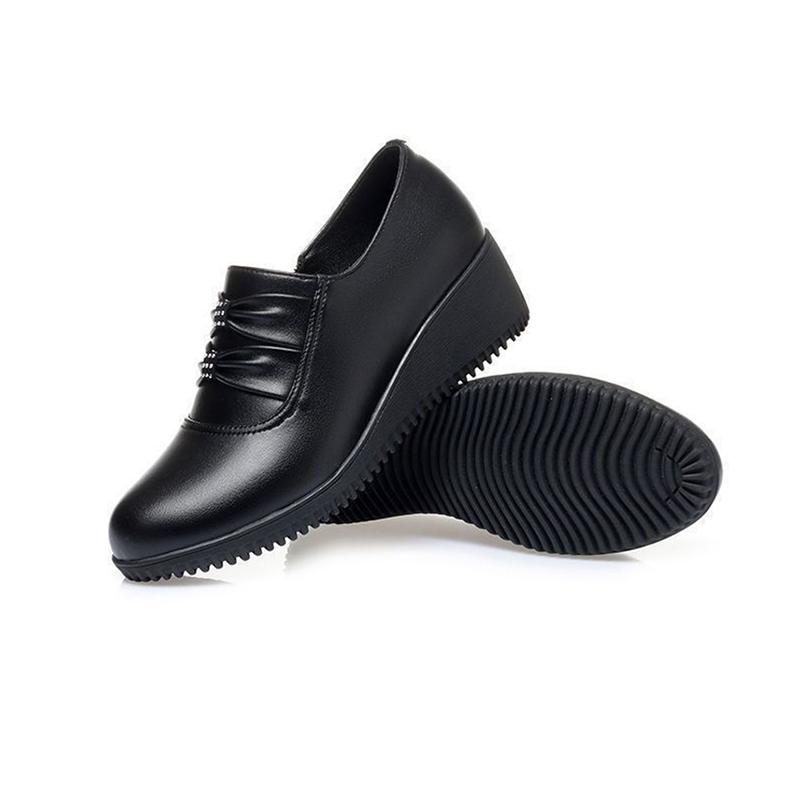 Schwarze Arbeitsschuhe aus weichem Leder für Damen mit einzelnem Keilabsatz, große rutschfeste Freizeitschuhe aus weichem Leder mit hohem Absatz, können zur Arbeit getragen werden