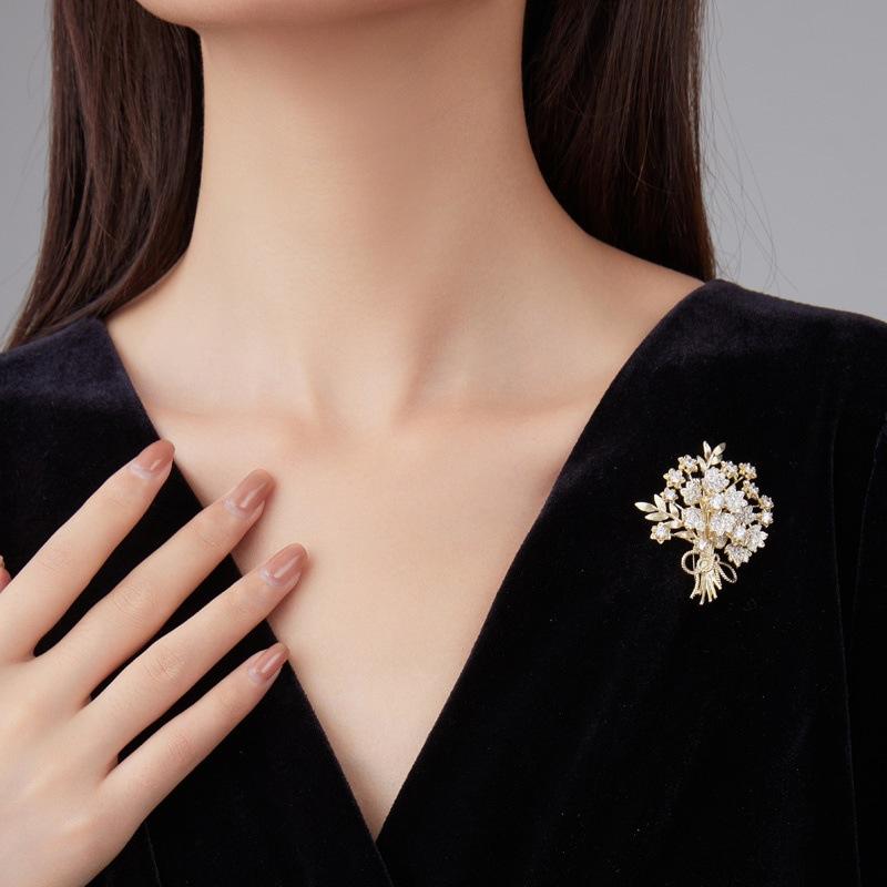 Mode Personlighet Bukett Brosch för Kvinnor Elegant Dam Strass Blomma Broschnålar Fest Smycken Gåvor