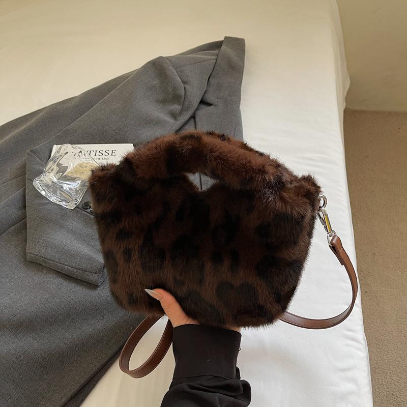 

осень 2025 пушистая сумка ретро леопардовый принт женская сумка уличный тренд сумка через плечо большая вместимость сумка-мессенджер плюшевая сумка темно-коричневого